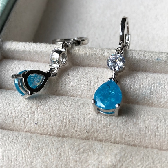 SALE 18k Gold Blue Cherry Topaz Drop Earrings - Picture 4 of 4